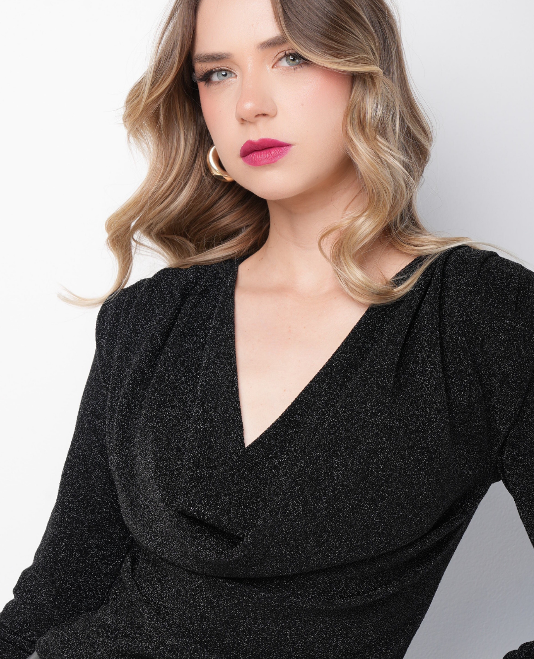 Blusa brillo drapeada negra