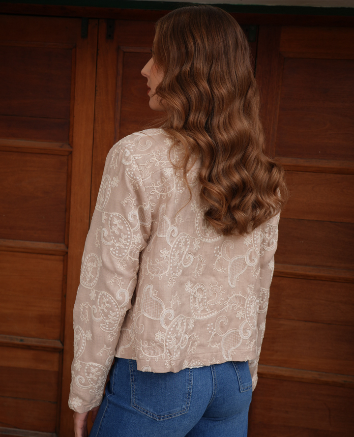 Chaqueta bordada beige