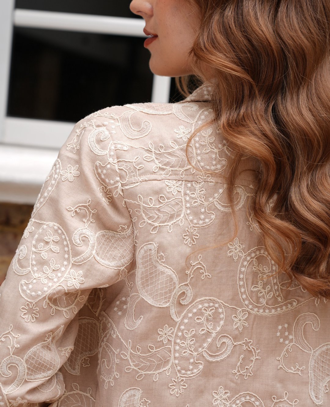 Chaqueta bordada beige
