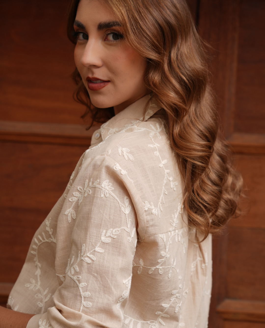 Camisa Lino Bordada Hojas Beige