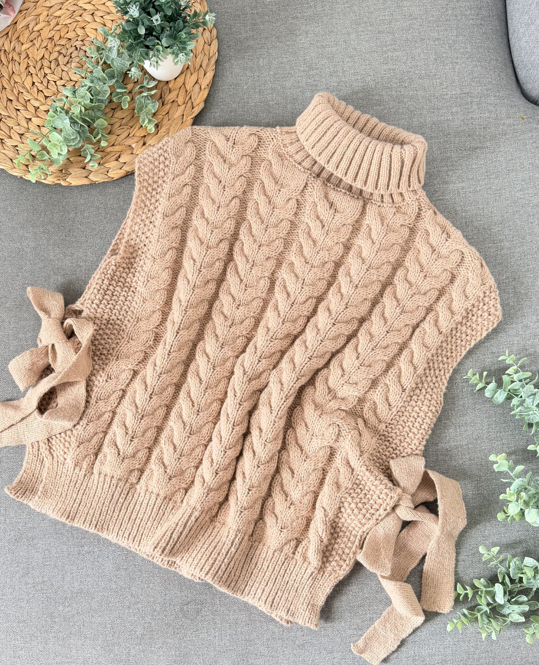 Chaleco Trenzado Cuello Alto Taupe