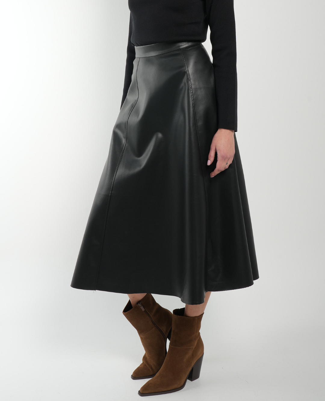 Falda cuero semirotonda negra