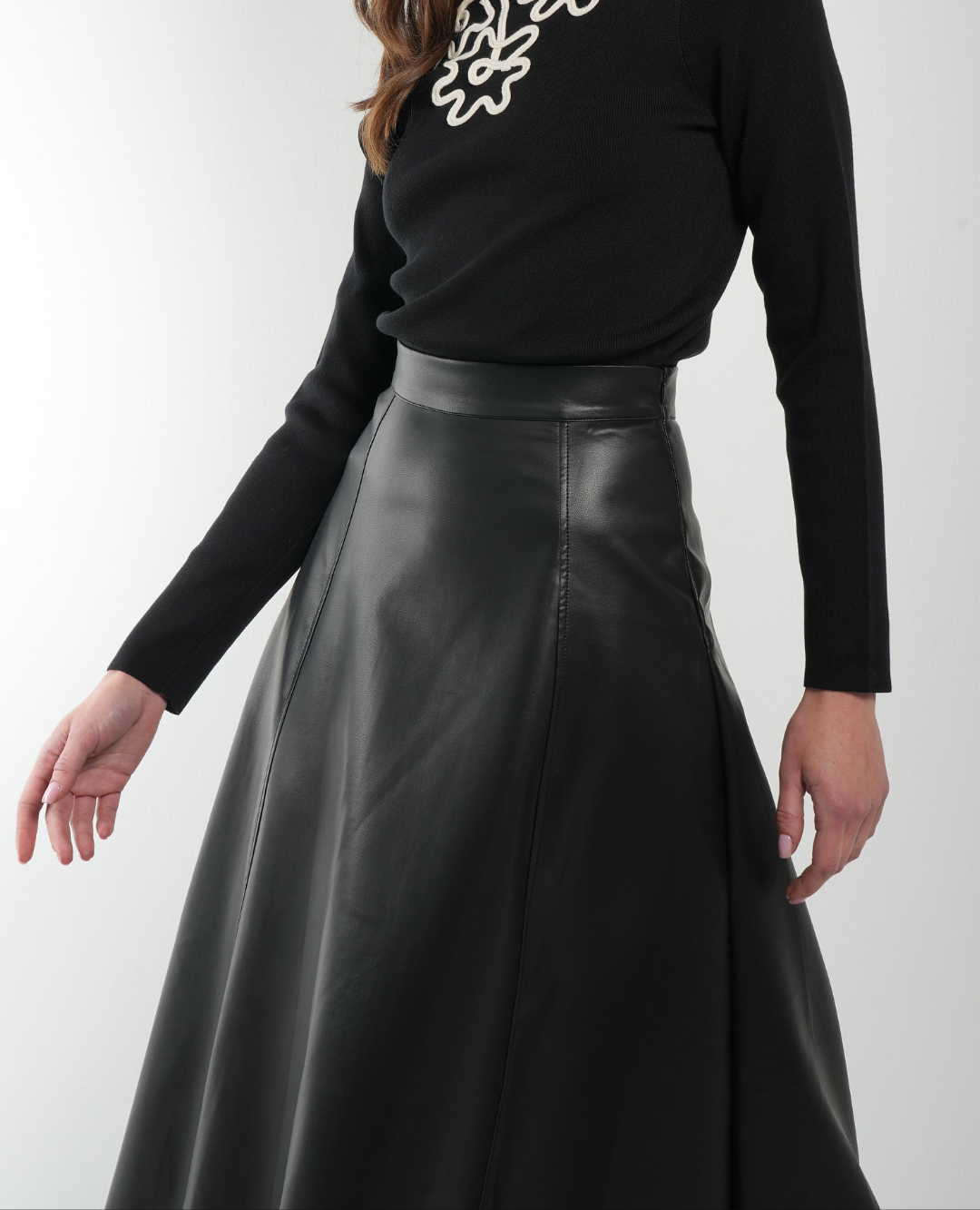 Falda cuero semirotonda negra