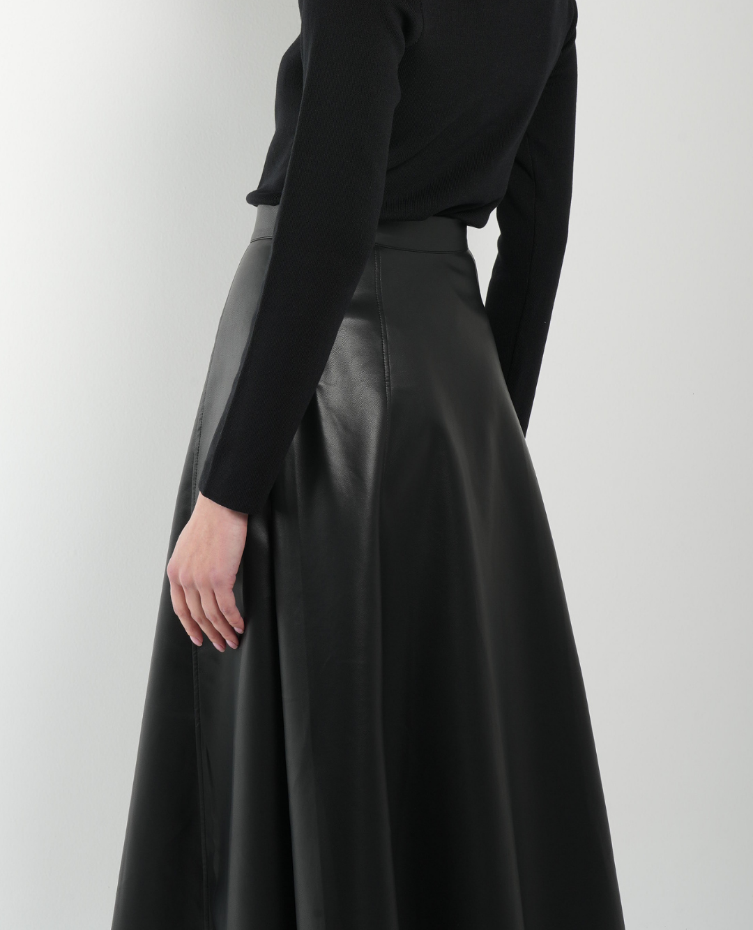 Falda cuero semirotonda negra