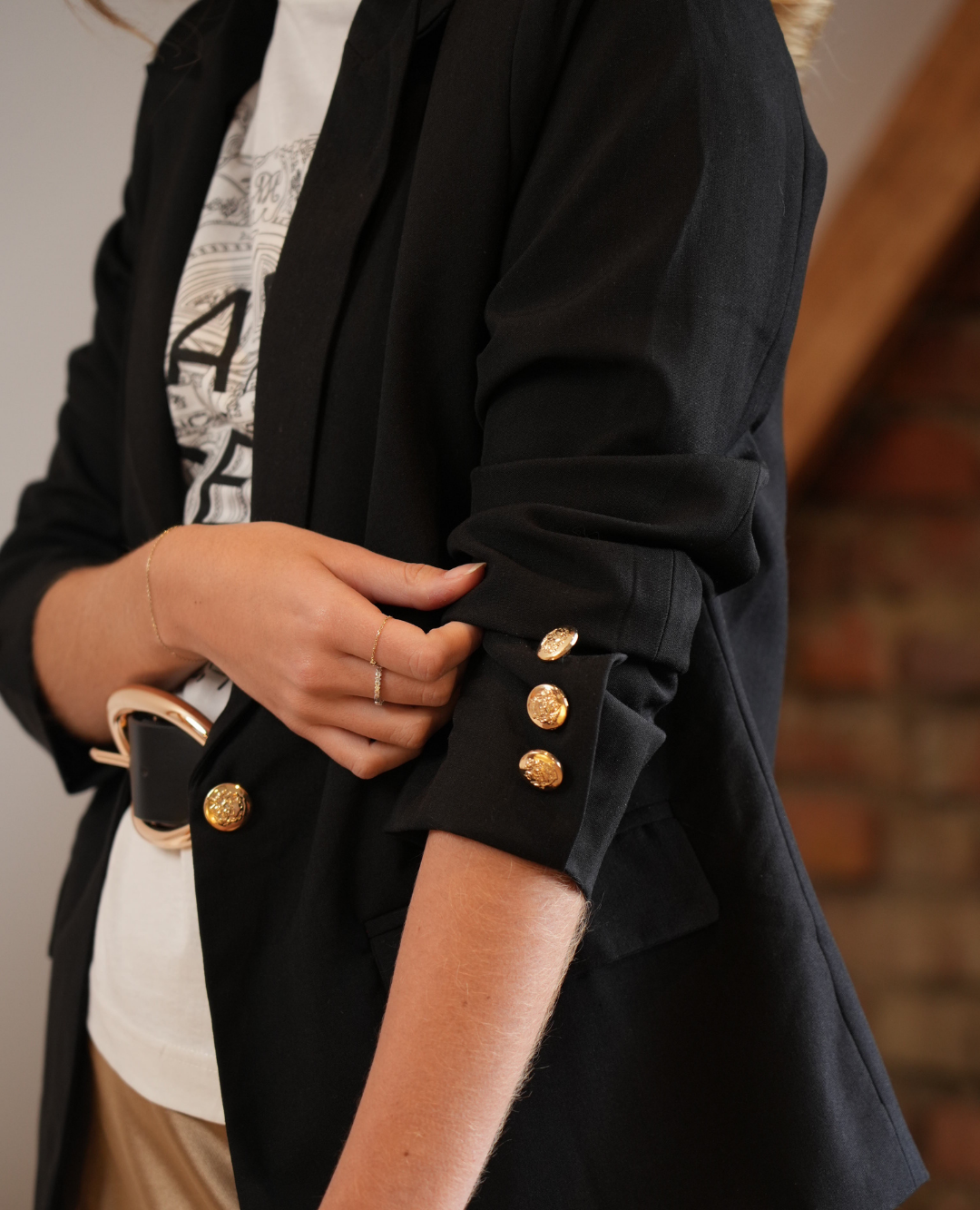 Blazer entallado botones dorados