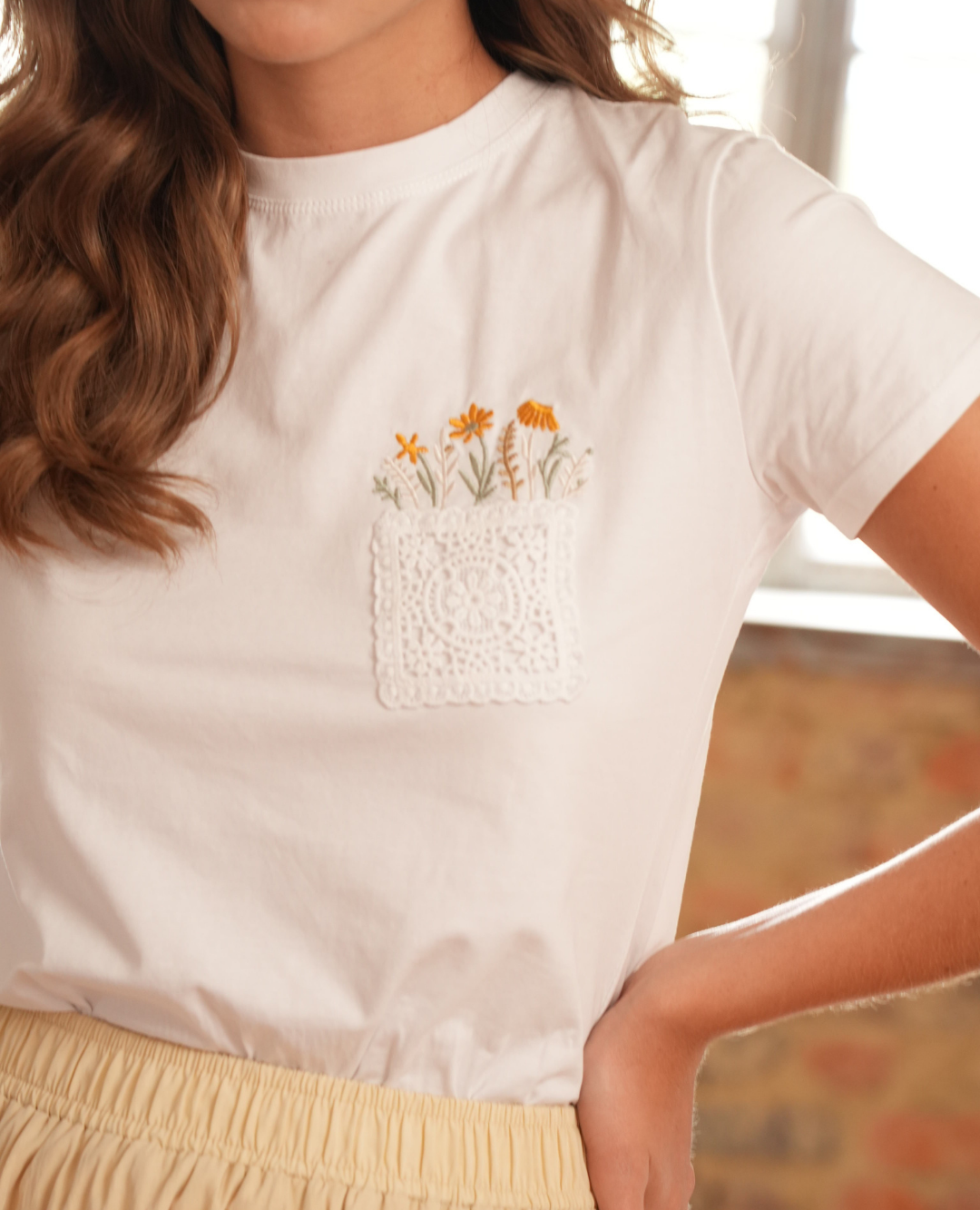 Camiseta Flower Pocket Bordada Blanca