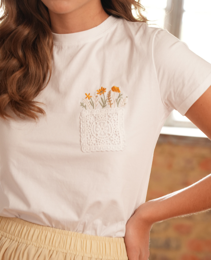 Camiseta Flower Pocket Bordada Blanca