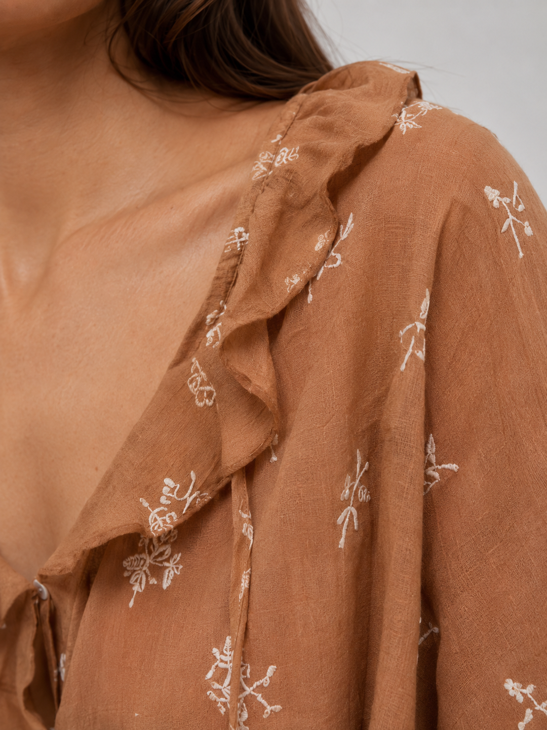 Blusa Seda Arandelas Bordada Taupe